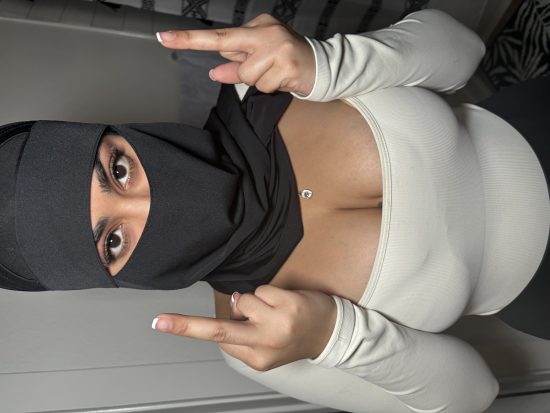 Femdom Hijabi